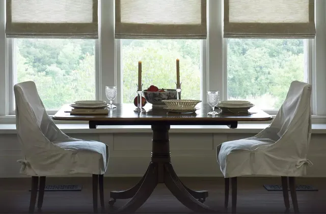 Lutron Sivoia QS Roman blinds in a simple dining room 