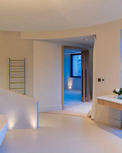 Uplighting a curved wall in a modern circular bathroom